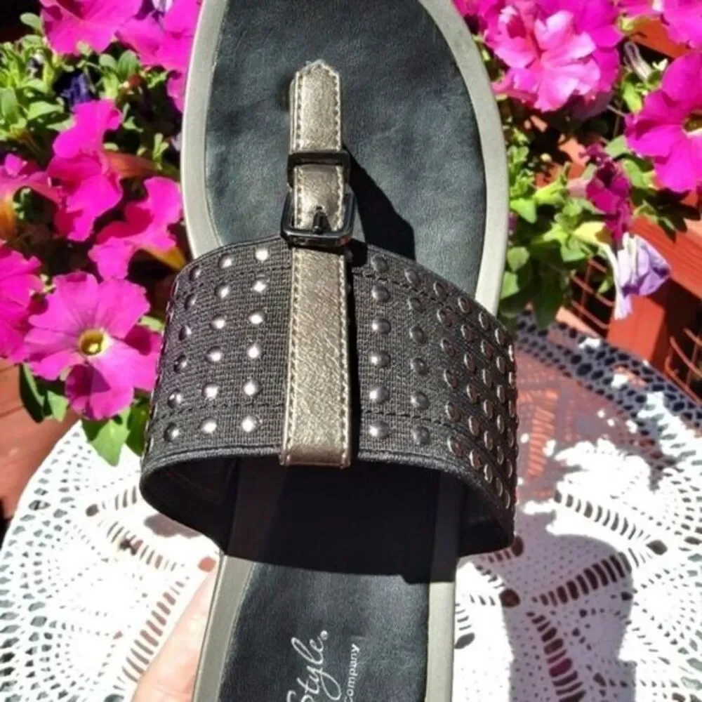 Hush puppies Comfy Strap Sandals black with bronze detail. Rivet detail Size 8.5